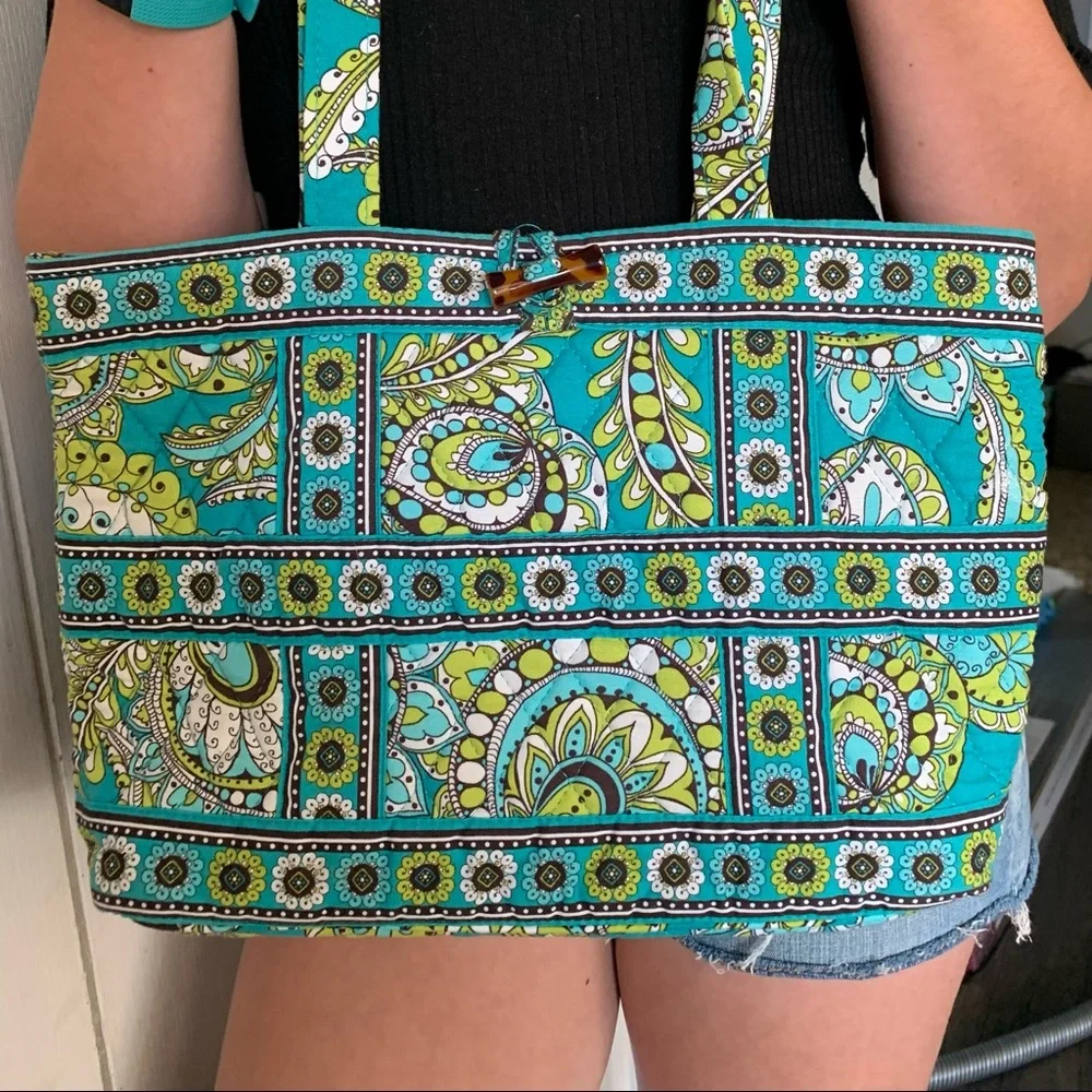 VERA BRADLEY shoulder bag in excellent condition. Tons of pockets! - Picture 1 of 4